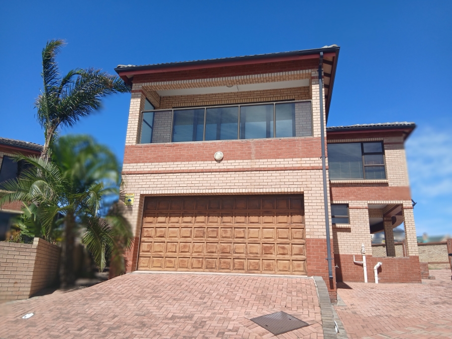 To Let 4 Bedroom Property for Rent in Wavecrest Eastern Cape